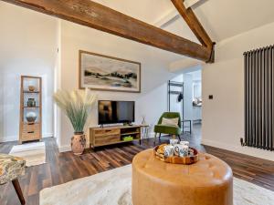 a living room with a tv and a couch at 2 Bed in High Peak oc-94058 in New Mills