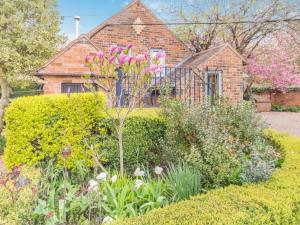 a garden in front of a brick house at 2 Bed in Kidderminster oc-cc090 in Bayton