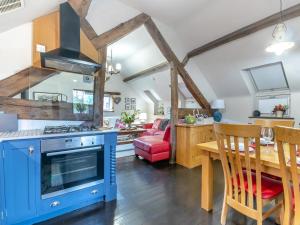 a kitchen with a blue stove and a dining room at 2 Bed in Kidderminster oc-cc090 in Bayton