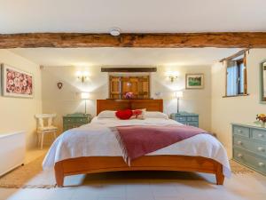 a bedroom with a bed with a red stuffed animal on it at 2 Bed in Kidderminster oc-cc090 in Bayton