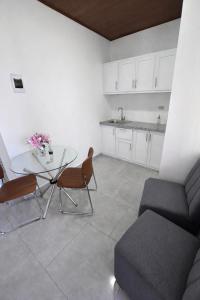 a living room with a glass table and a couch at GK Luxury Stay in Cruce de Veragua