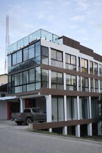 a building with a car parked in front of it at GK Luxury Stay in Cruce de Veragua
