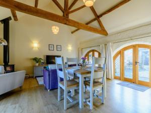 a kitchen and dining room with a table and chairs at 1 Bed in Evesham oc-89306 in Church Lench