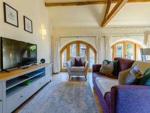 a living room with a couch and a flat screen tv at 1 Bed in Evesham oc-89306 in Church Lench