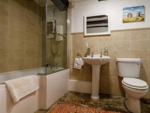 a bathroom with a toilet and a sink and a shower at 2 Bed in Evesham oc-49245 in Cleeve Prior