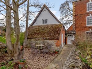 an old stone cottage with a thatched roof at 2 Bed in Evesham oc-49245 in Cleeve Prior