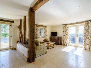 a living room with a couch and a tv at 2 Bed in Thame oc-cc068 in North Aston
