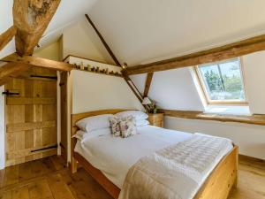 a bedroom with a bed and a window at 2 Bed in Thame oc-cc068 in North Aston