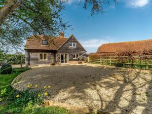 an image of a house with a large driveway at 2 Bed in Thame oc-cc068 in North Aston