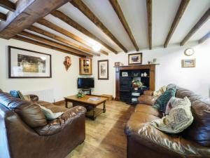 a living room with leather couches and a coffee table at 3 Bed in Hope Valley oc-pk432 in Aston