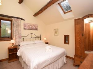 a bedroom with a large bed with white sheets at 3 Bed in Hope Valley oc-pk432 in Aston