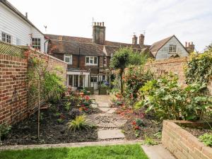 a garden in front of a house at Quince Cottage in Lewes
