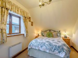 a bedroom with a bed and a window at 2 Bed in Shrewsbury oc-86590 in Leighton