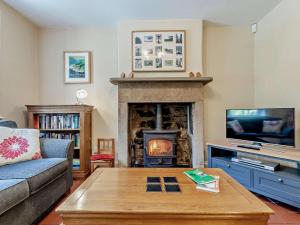 a living room with a fireplace and a tv at 3 Bed in Baslow oc-pk908 in Baslow
