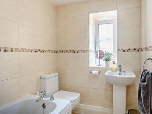 a bathroom with a white toilet and a sink at 3 Bed in Baslow oc-pk908 in Baslow +10 photos