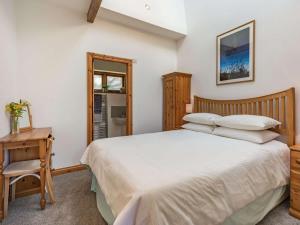 a bedroom with a bed and a desk and a window at 4 Bed in Ludlow oc-chl22 in Orleton
