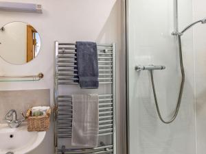 a bathroom with a shower and a sink at 4 Bed in Ludlow oc-chl22 in Orleton