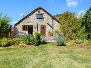 an old brick house with a yard at 2 Bed in Kidderminster oc-90642 in Stottesden