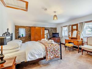 a bedroom with a bed and a desk and a chair at 8 Bed in Bristol oc-87469 in Winterbourne