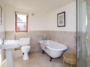 a bathroom with a toilet and a tub and a sink at 2 Bed in Ludlow oc-40329 in Ludlow +8 photos