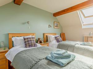 a bedroom with two beds and a window at 3 Bed in Ludlow oc-chl38 in Ashford Carbonell