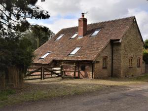 an old brick house with a roof with windows at 3 Bed in Ludlow oc-chl38 in Ashford Carbonell