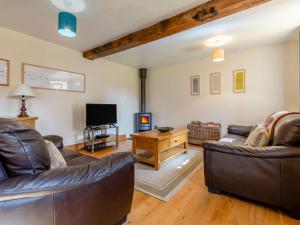 a living room with leather furniture and a flat screen tv at 2 Bed in Ludlow oc-59293 in Lane to Richards Castle