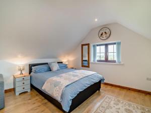 a bedroom with a bed and a clock on the wall at 1 Bed in Bristol oc-72835 in Chew Magna