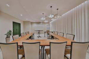 ein Konferenzraum mit einem langen Tisch und Stühlen in der Unterkunft Hotel Kantoria in Tarnów