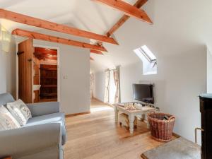 a living room with a couch and a table at 1 Bed in Wotton -under- Edge oc-earba in Charfield