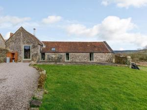an old stone house with a grass yard at 1 Bed in Wotton -under- Edge oc-earba in Charfield