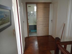 a hallway with a door leading to a bathroom at Le lagon zen in Ploufragan