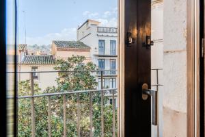 an open window with a view of a building at Flateli Santa Clara 21 in Girona