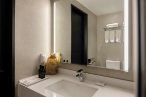 ein Badezimmer mit Waschbecken und Spiegel in der Unterkunft Anook Signature Hotel Incheon Guwol in Incheon + 104 Fotos