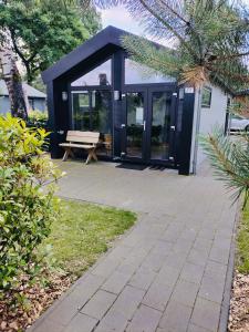 a building with a bench in a yard at Veluwe Retreat Inn Otterlo! in Otterlo