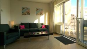 a living room with a couch and a coffee table at Appartement Boodtlaan 4E in De Koog