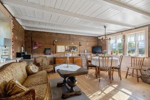 a living room with a couch and a table at Kartveit Gjestetun in Manger