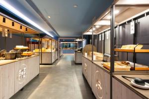 a restaurant with a buffet line with food on display at Hanting Hotel Guangzhou Tianhe in Guangzhou +18 photos