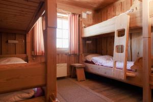 a room with two bunk beds in a cabin at Langedrag Naturpark in Tunhovd
