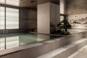ein Hallenbad in einem Gebäude mit Pool in der Unterkunft Anook Signature Hotel Incheon Guwol in Incheon