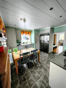 a kitchen with a table and chairs in a kitchen at Gästrum Vasaloppets vintervecka in Mora