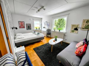 a living room with a couch and a table at Gästrum Vasaloppets vintervecka in Mora