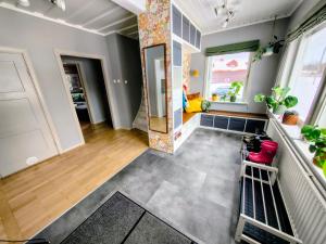 a room with a hallway with a mirror at Gästrum Vasaloppets vintervecka in Mora +1 photo