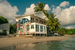 a building with a mural on it on the beach at Beach Studio Level - WaveSide Ocean Bliss in Ko Phangan