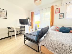 a living room with a bed and a dining room table at Studio à Canet Plage 200m Mer Balcon in Canet-en-Roussillon