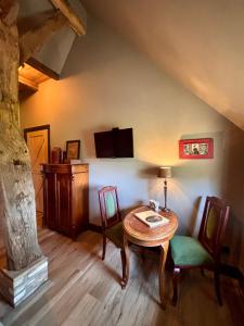 a dining room with a wooden table and chairs at De Oranjehoeve in Holthone