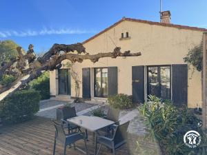 a table and chairs in front of a house at Les Jasmins in Collioure