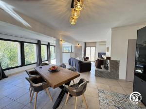 a living room with a wooden table and chairs at Les Jasmins in Collioure