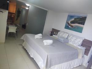a bedroom with a bed with towels on it at Flat do BZ - 2 quartos- Praia de Tabatinga- Conde in Conde