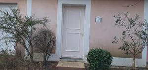 a white door on the side of a house at Ma maison près du golf in Talmont